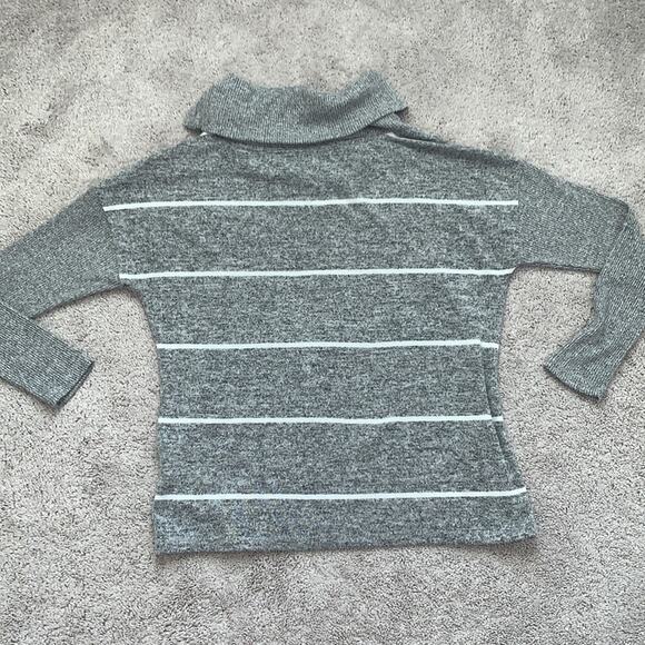 Maurices 24/7 Cowl Button Neck Gray Striped Sweater Sz S - Picture 8 of 8
